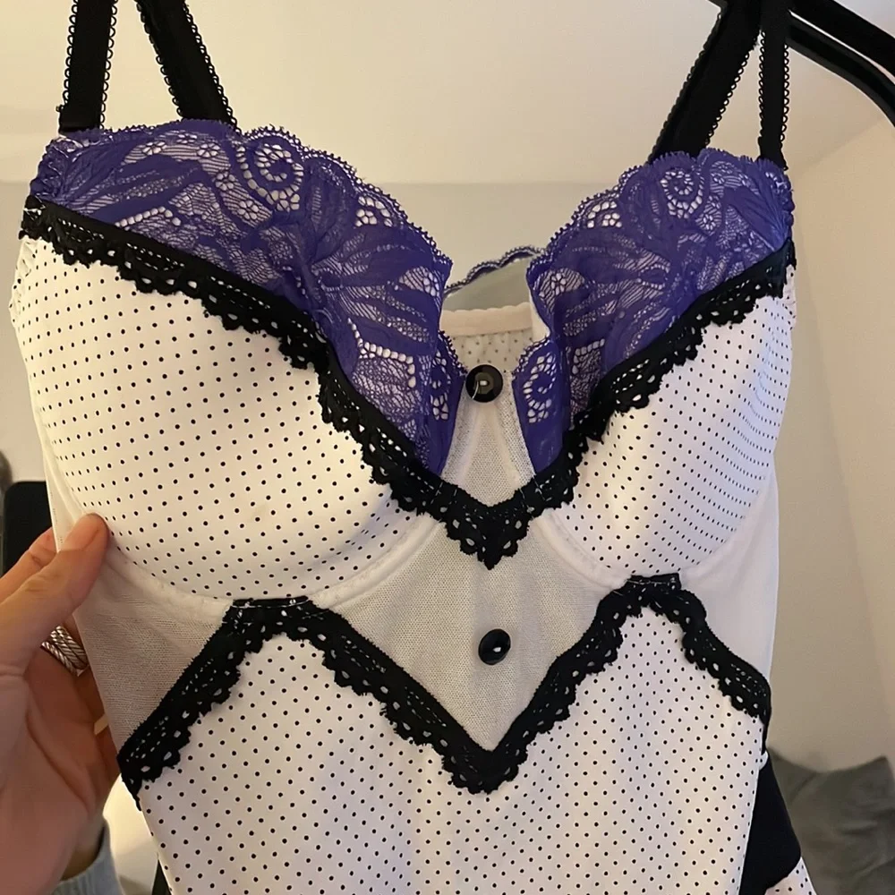 VS Luxe Euro Lace Bodysuit in Purple/B/W NWOT 34DD/M - Picture 5 of 11